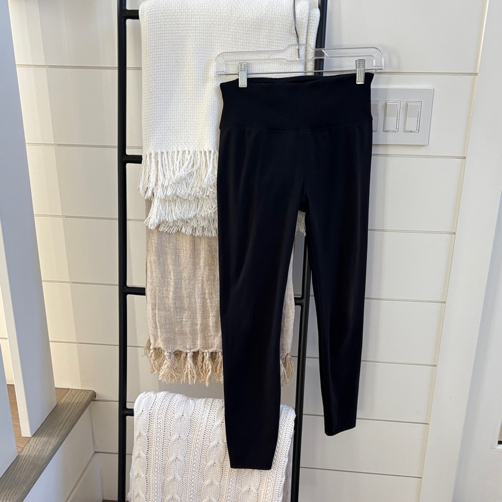Vuori Studio Ribbed Leggings. Size M. Black.